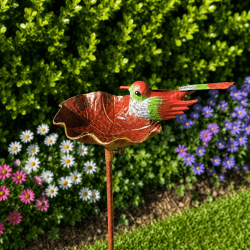 Handbemalter Kolibri auf einer gealterten Vogelschale