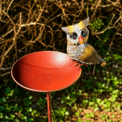 Kleine runde Vogelschale mit dekorativer Metalleule von oben