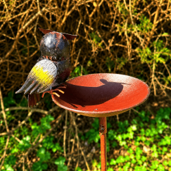 Bemalte Garteneule mit Vogeltränke von der Rückseite