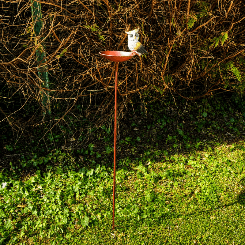 Vogeltränke auf Erdspieß mit Eule in Rostoptik