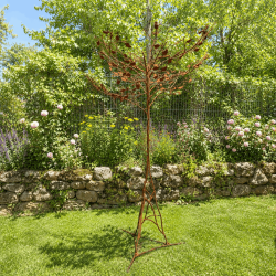 Große Metallbaum-Gartenskulptur in natürlicher Umgebung