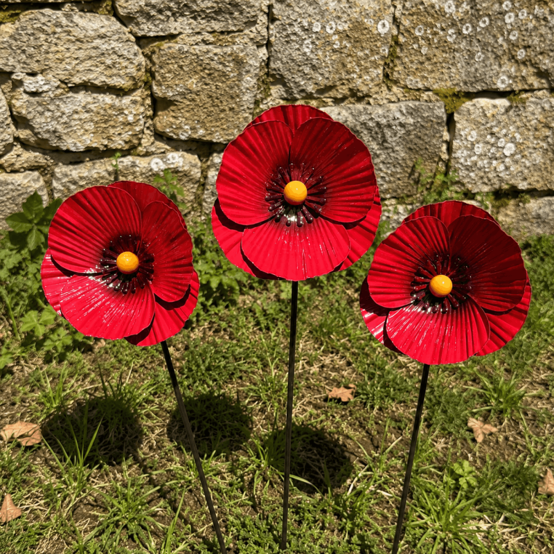 Set mit 3 dekorativen Mohnblumen aus Metall zum Stecken – Ansicht der 3 Mohnblumen