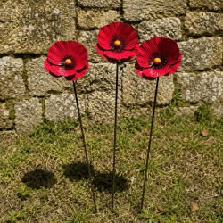 Lot de 3 coquelicots décoratifs en métal à piquer – Rouge éclatant – H. 81 cm