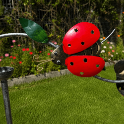 Gartendekoration Marienkäfer aus Metall mit Pendel - Ansicht des Marienkäfers