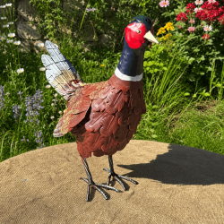 Fasan aus Metall – Farbenfrohe Gartenskulptur