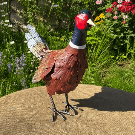 Fasan aus Metall – Farbenfrohe Gartenskulptur