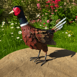 Fasan aus Metall – Farbenfrohe Gartenskulptur