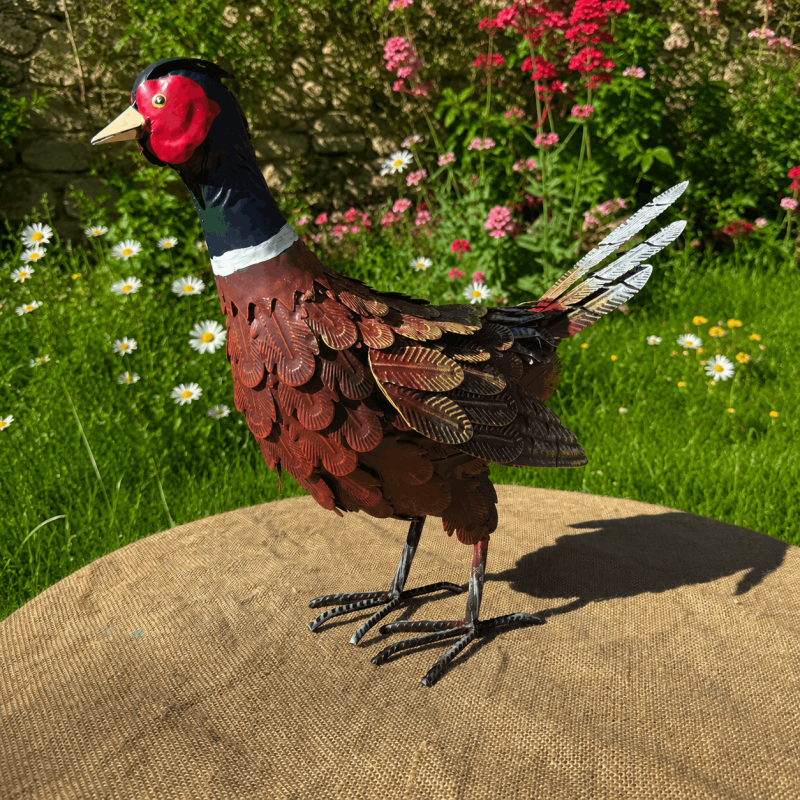 Fasan aus Metall – Farbenfrohe Gartenskulptur