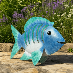 Blauer Deko-Fisch aus Metall mit türkisen Flossen im Garten