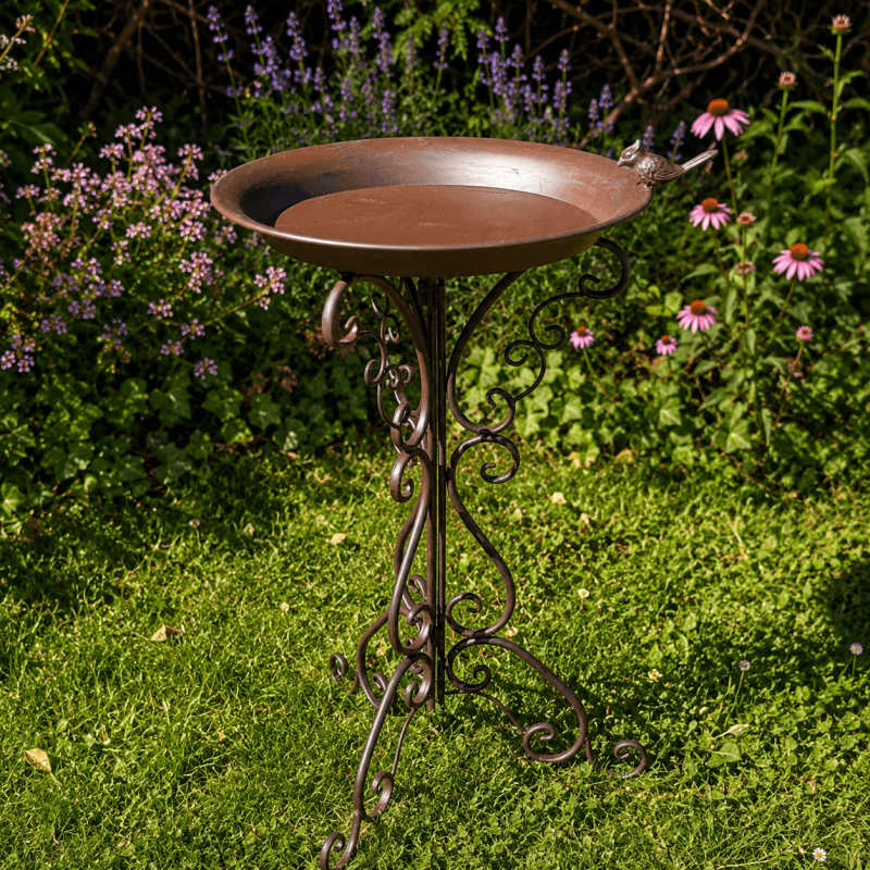 Dekoratives Vogelbad auf Standfuß mit brauner Vintage-Patina