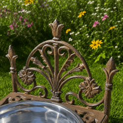Gusseisen-Napfständer mit Lilien und floralen Ornamenten
