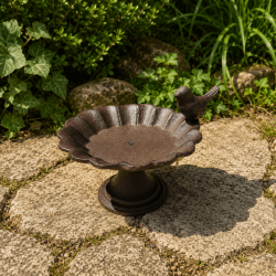Kleine Vogelfutterstelle aus Gusseisen mit dekorativem Vogel