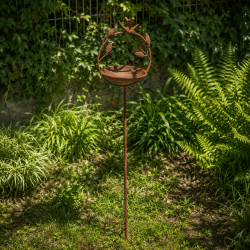 Dekorative Vogelfutterstelle auf Gartenstab in Rostoptik