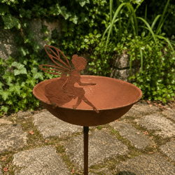 Vogelfutterstelle aus Metall mit sitzender Fee in Rostoptik