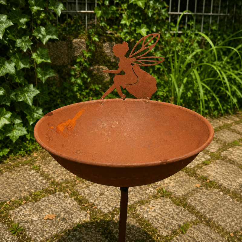 Dekorative Fee mit filigranen Flügeln an der Futterschale