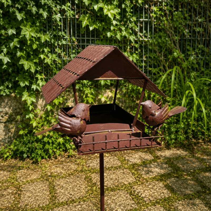 Maisonnette mangeoire à oiseaux sur pic en métal – Hauteur 122 cm