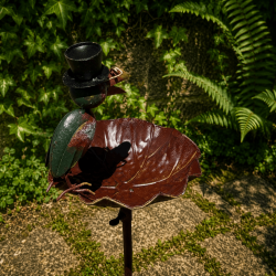 Vogelbad mit großer blattförmiger Metallschale