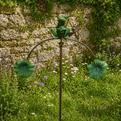 Gartenmobiles Frosch als Balancier auf Seerosenblättern