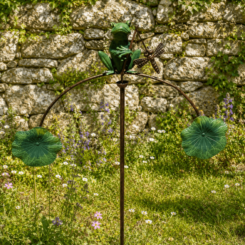 Gartenmobile Frosch als Balancier auf Seerosenblättern – Nahaufnahme