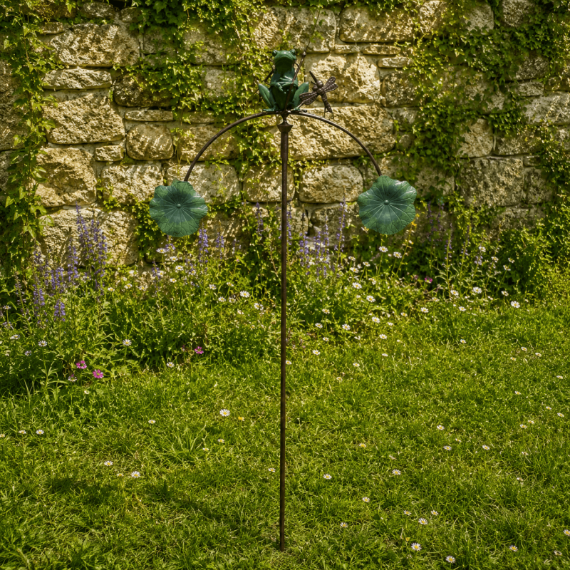 Gartenmobiles Frosch-Balancekünstler auf Seerosenblättern – Gesamtansicht