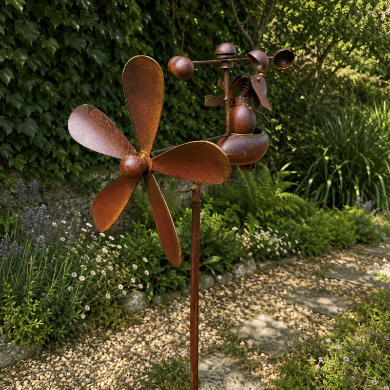 Metall-Windrad mit großer Flugzeugpropeller im Rostlook