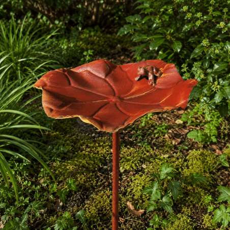 Vogeltränke aus Metall in Seerosenblatt-Form mit Frosch