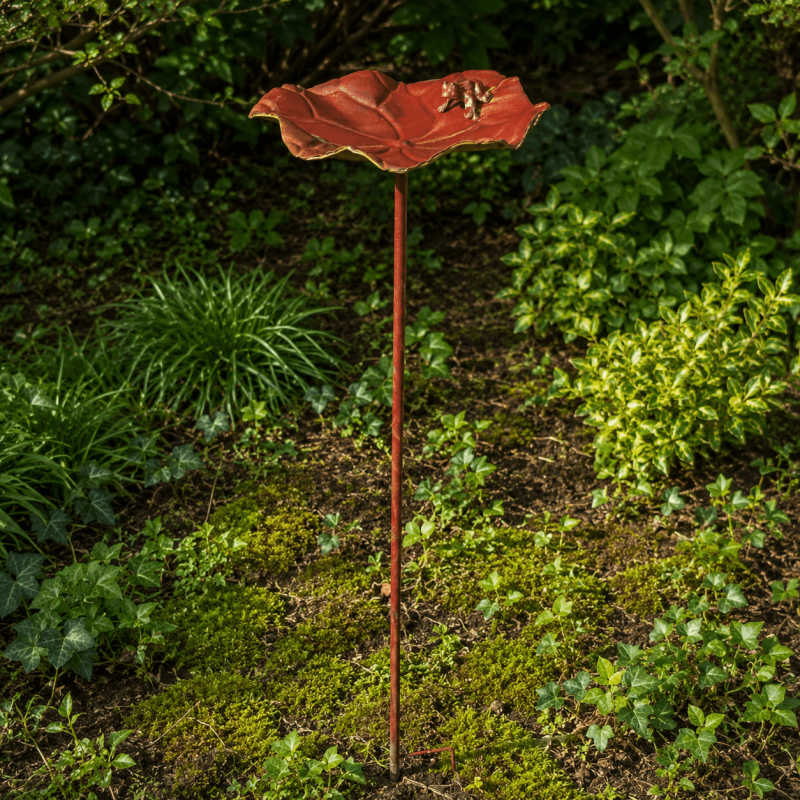 Hohe Vogeltränke auf Gartenstab in Seerosenblatt-Optik – 103 cm