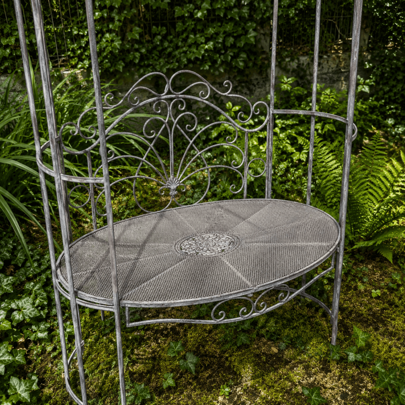 Gartenbank mit Rosenbogen – romantische Metallbank mit Voluten