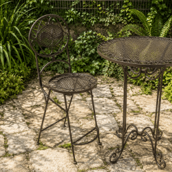 Bistroset aus Metall – Stehtisch und Barstuhl in Seitenansicht