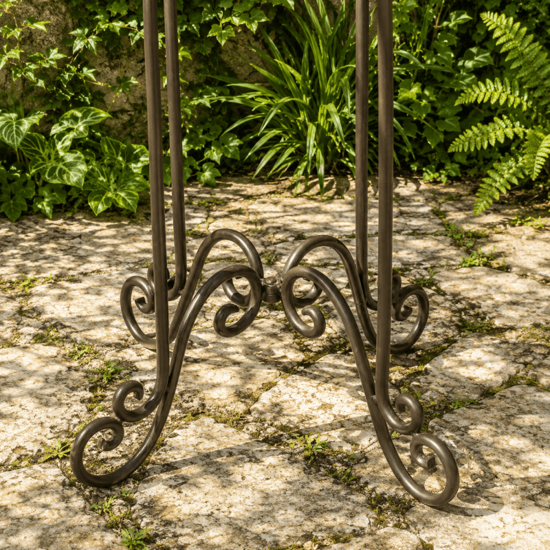Gartenmöbel im Bistrostil – Detail des geschwungenen Tischgestells