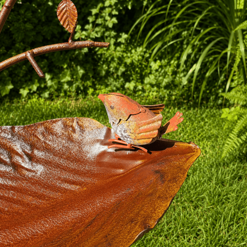 Hohe Vogeltränke auf Gartenstab aus Metall – 146 cm