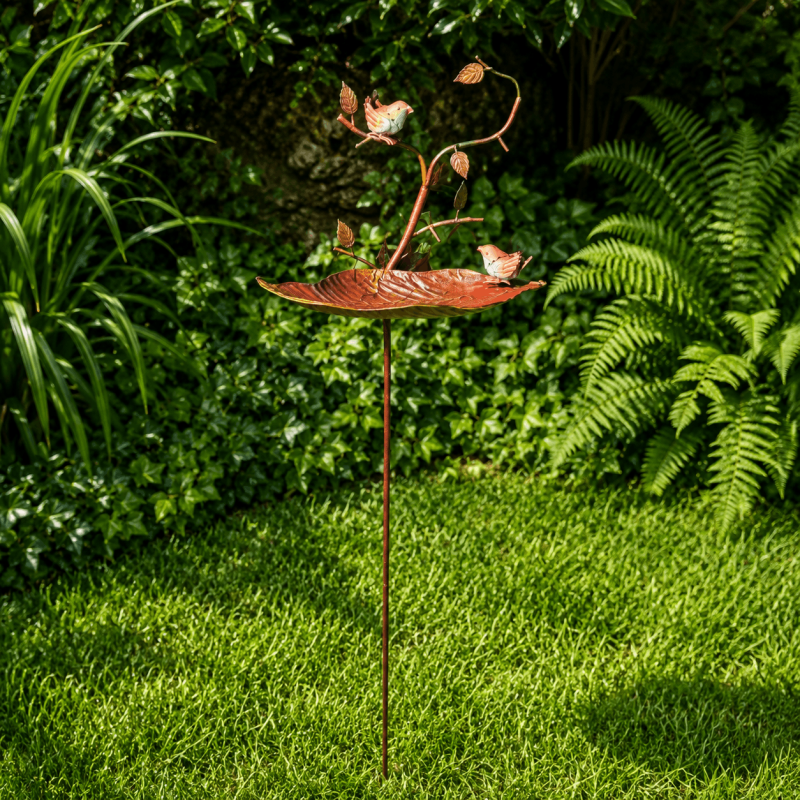 Hohe Vogeltränke auf Gartenstab aus Metall – 146 cm
