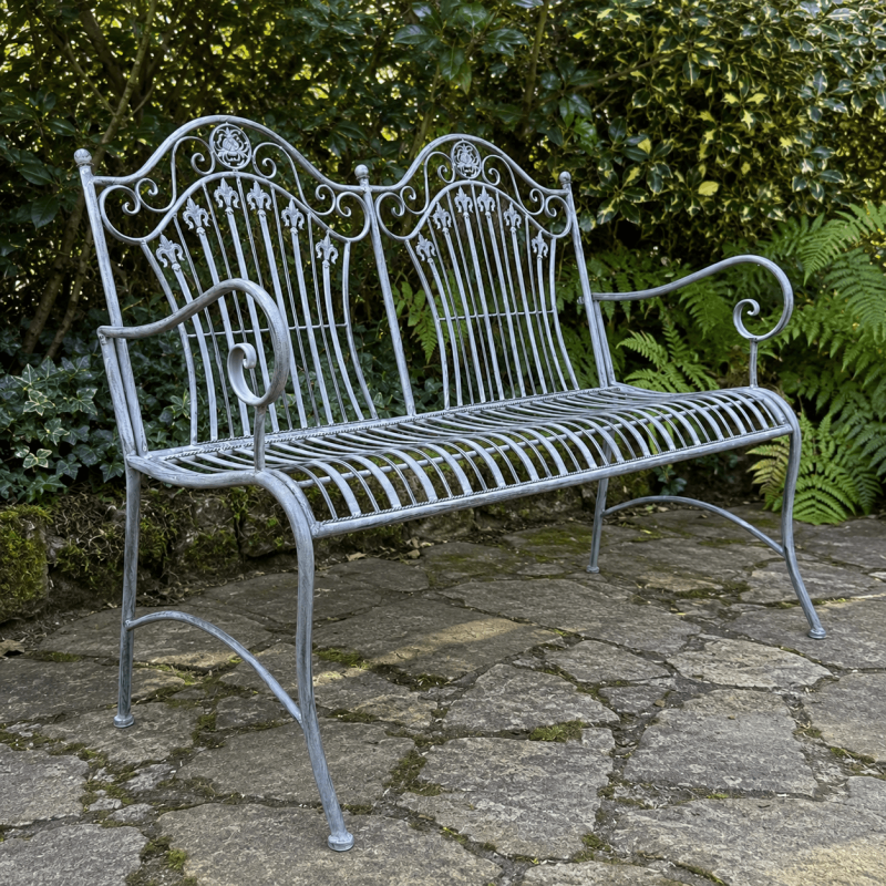 Gartenbank aus antikgrau patiniertem Metall