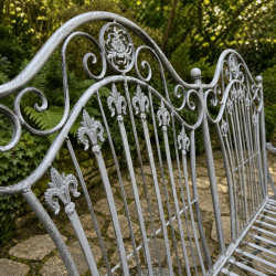 Verzierte Rückenlehne mit Voluten und Lilienmotiven