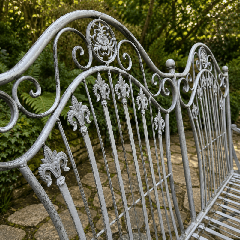 Verzierte Rückenlehne mit Voluten und Lilienmotiven