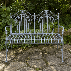Zweisitzer-Gartenbank im romantischen Vintage-Stil