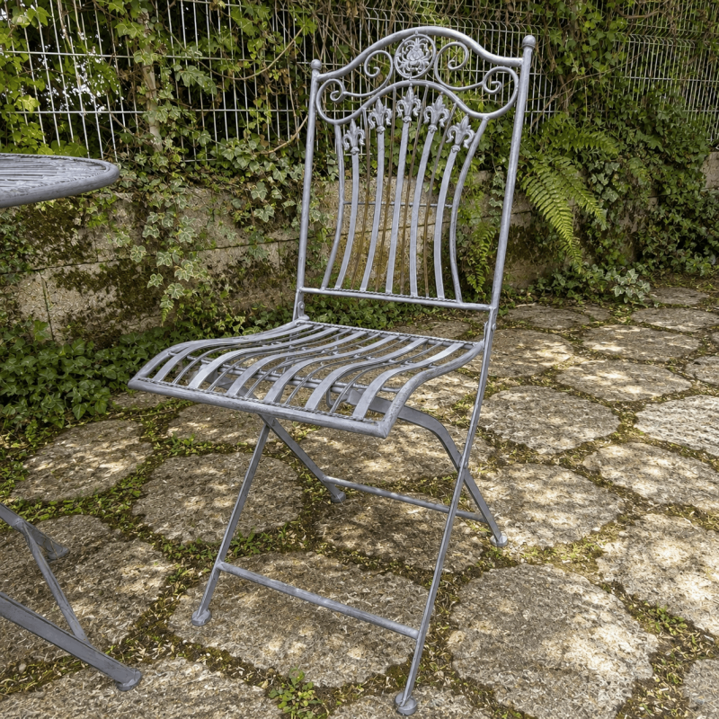 Antikgrauer Klappstuhl mit Voluten und Lilienmotiven
