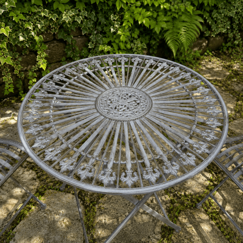 Durchbrochene Tischplatte des romantischen Bistro-Sets
