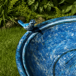 Blaues Vogelbad mit zwei dekorativen Vögeln auf dem Rand