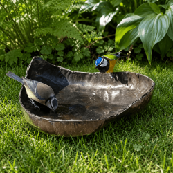 Vogeltränke in Herzform aus recyceltem Metall mit bunter Meise