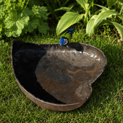 Herzförmiges Vogelbad aus recyceltem Metall von oben