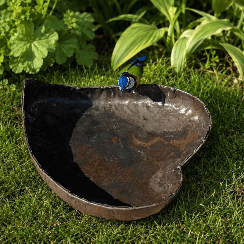 Bain d'oiseaux cœur en métal recyclé avec mésange colorée