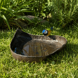 Bain d'oiseaux cœur en métal recyclé avec mésange colorée