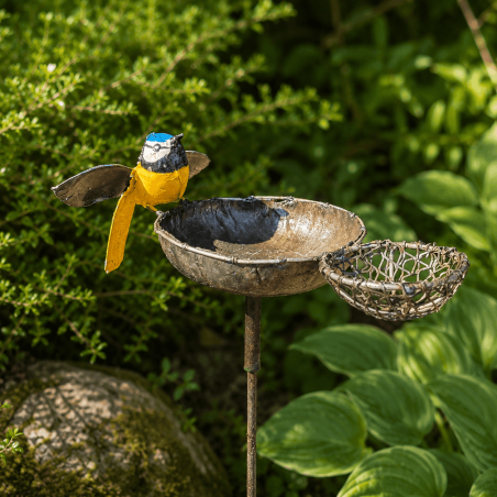 Vogeltränke aus Metall mit Blaumeise