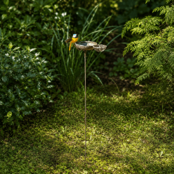 Vogeltränke auf Erdspieß aus recyceltem Metall