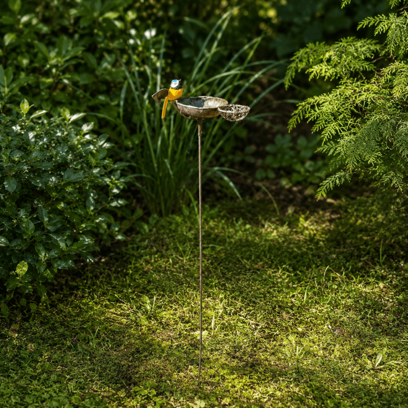 Vogeltränke auf Erdspieß aus recyceltem Metall