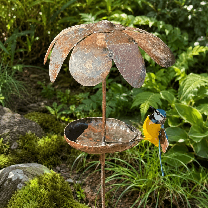 Vogelfutterstelle aus Metall mit Blume und Meise