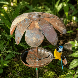 Futterschale aus recyceltem Metall mit großer Blume