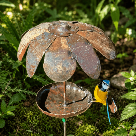 Futterschale aus recyceltem Metall mit großer Blume