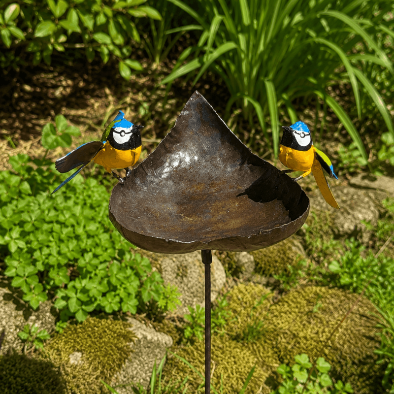 Vogeltränke mit Meisen aus recyceltem Metall